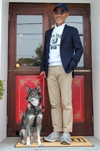 Как носить белый свитшот с принтом с серыми кроссовками мужчине