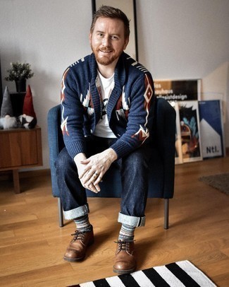 С чем носить белую футболку с принтом мужчине