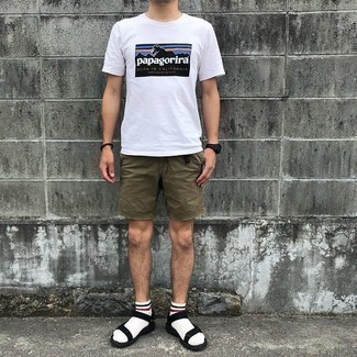 С чем носить белую футболку с принтом мужчине