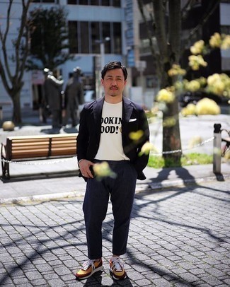 С чем носить белую футболку с принтом мужчине