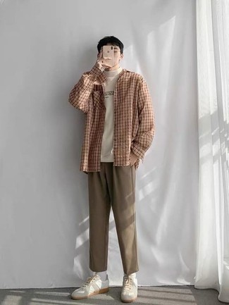 С чем носить белую футболку с принтом мужчине