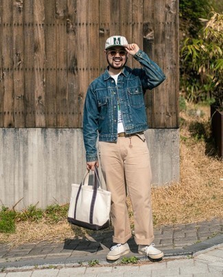 С чем носить белую футболку с принтом мужчине