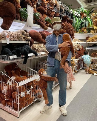 С чем носить белую футболку с принтом мужчине