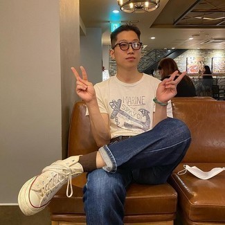 С чем носить белую футболку с принтом мужчине