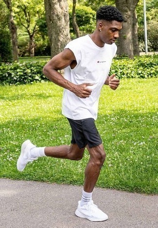 С чем носить белую майку с принтом мужчине