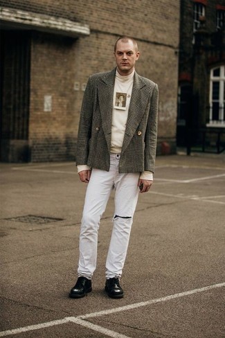 Как носить белую водолазку с принтом с белыми рваными джинсами мужчине