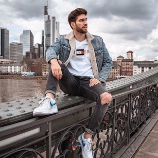 С чем носить белую футболку с v-образным вырезом с принтом мужчине