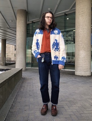 С чем носить белый свитер на молнии с принтом мужчине