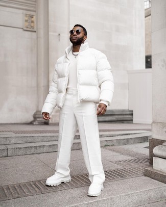 Какие кроссовки носить с белой курткой-пуховиком мужчине