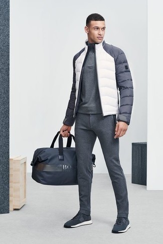 Какие кроссовки носить с белой курткой-пуховиком мужчине