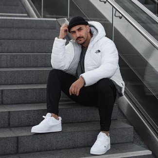 Какие джинсы носить с белой курткой-пуховиком мужчине