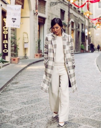 Какие свитера с круглым вырезом носить с белыми туфлями