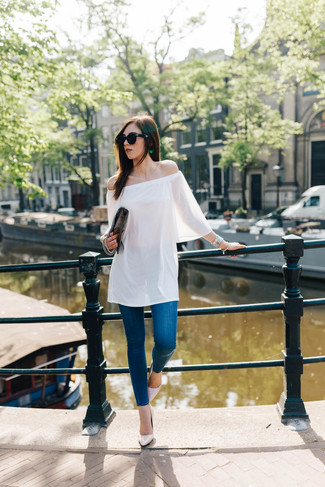 Какие джинсы носить с белыми туфлями