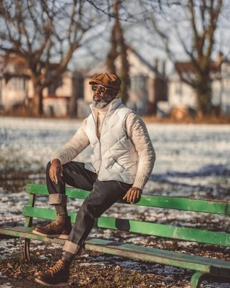 Как носить белую стеганую куртку без рукавов с черными джинсами мужчине