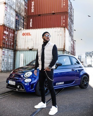 Как носить белую стеганую куртку без рукавов с синими джинсами мужчине