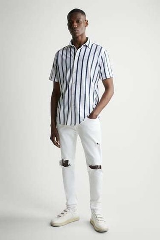 С чем носить белые рваные джинсы мужчине