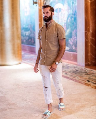 Как носить белые рваные джинсы с белыми сандалиями из плотной ткани мужчине