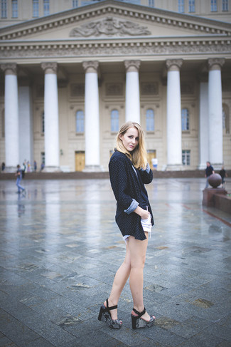 С чем носить белые рваные шорты женщине