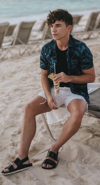 С чем носить белые рваные шорты мужчине