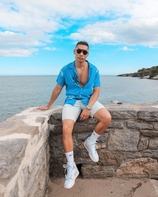 С чем носить белые рваные шорты мужчине