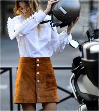 С чем носить белую классическую рубашку с рюшами женщине