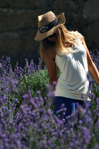 С чем носить белую майку с рюшами женщине