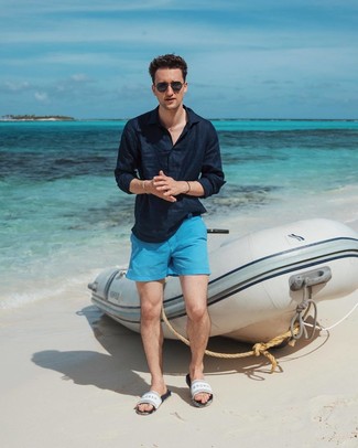 Какие шорты носить с белыми сандалиями мужчине