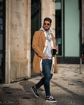 С чем носить белый шарф мужчине