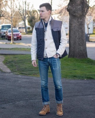 Какие джинсы носить с белым кардиганом с отложным воротником мужчине