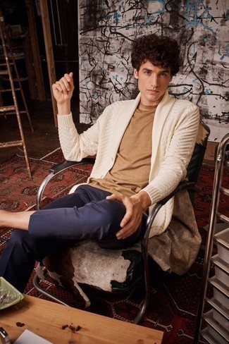 С чем носить белый кардиган с отложным воротником мужчине