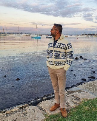 С чем носить белый кардиган с отложным воротником мужчине