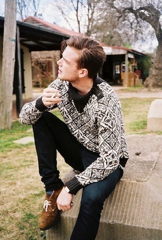 Какие ботинки дезерты носить с белым свитером с отложным воротником