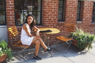 Какие сабо носить с белым платьем-футляром