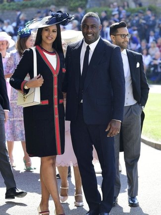 Как носить белое платье-футляр с темно-синим пальто