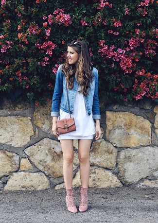 Какие джинсовые куртки носить с белым платьем прямого кроя