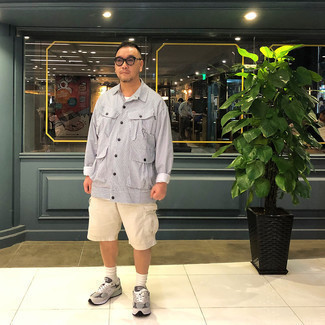 Какие кроссовки носить с белой курткой-рубашкой мужчине