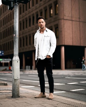 Как носить белую куртку-рубашку с черными джинсами мужчине