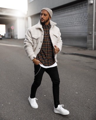 Как носить белую куртку-рубашку с черными джинсами мужчине