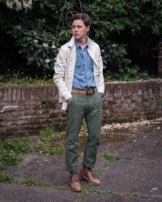 Какие повседневные ботинки носить с белой курткой-рубашкой мужчине