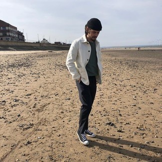 Какие высокие кеды носить с белой курткой-рубашкой мужчине