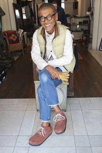 Какие джинсы носить с белой курткой-рубашкой мужчине