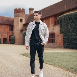 Какие джинсы носить с белой курткой-рубашкой мужчине