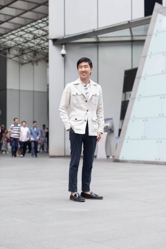 С чем носить белую куртку-рубашку мужчине