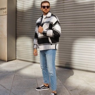 Как носить белую куртку-рубашку с голубыми джинсами мужчине