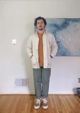 Какие низкие кеды носить с белой курткой-рубашкой мужчине