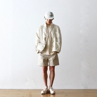 Какие шорты носить с белой курткой-рубашкой мужчине