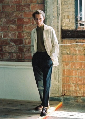 Какие водолазки носить с белой курткой-рубашкой мужчине