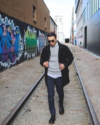 Какие вязаные свитера носить с белой рубашкой с коротким рукавом мужчине