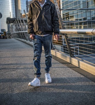 Как носить белую рубашку с коротким рукавом с серым бомбером мужчине