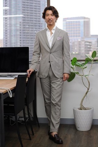 Как носить белую рубашку с коротким рукавом с серым костюмом